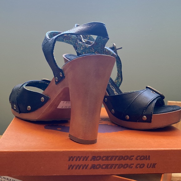 Wooden shoes - Picture 2 of 5